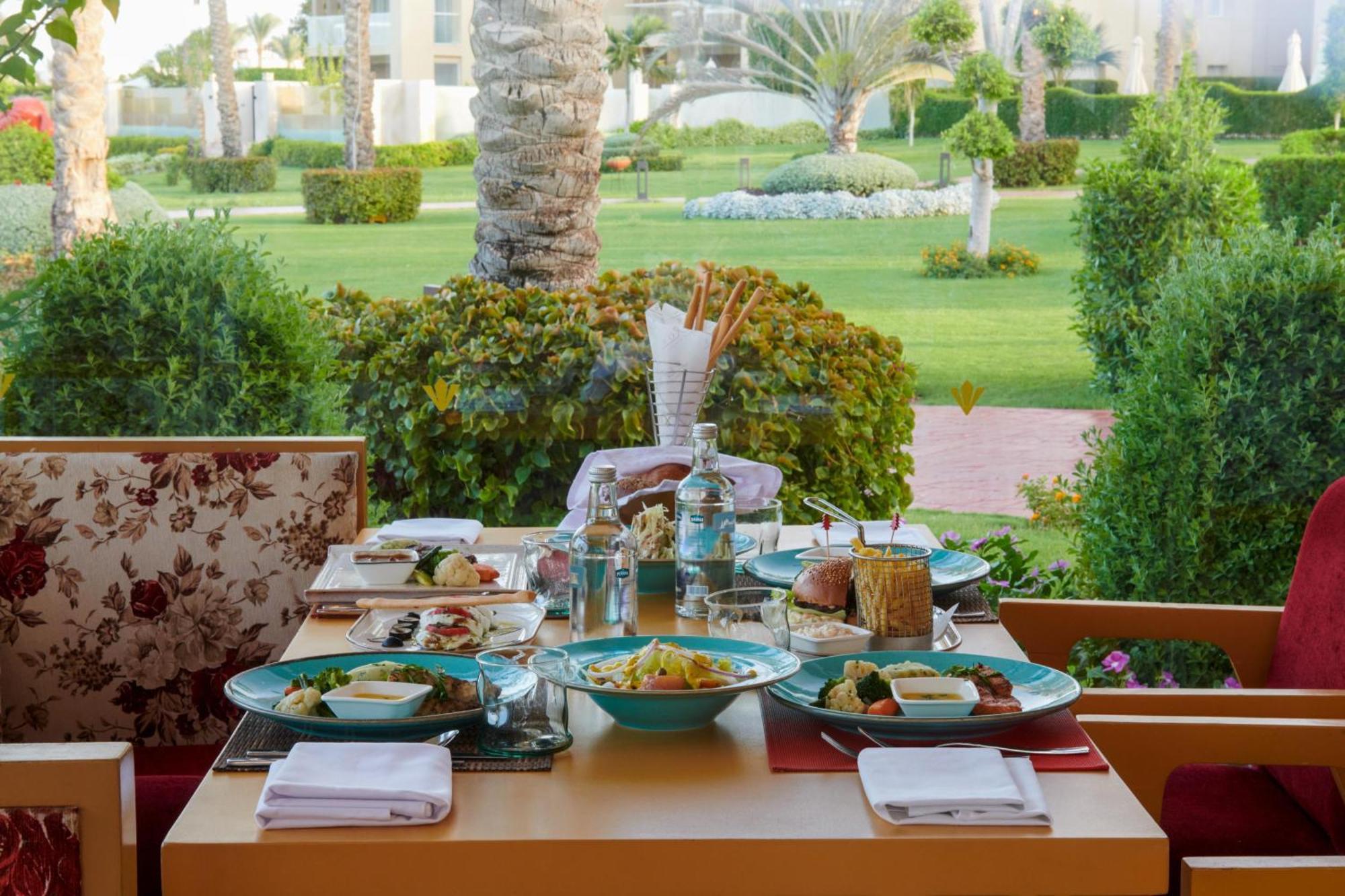 ホテル Rixos Premium Seagate シャルム・エル・シェイク エクステリア 写真 A table set for breakfast